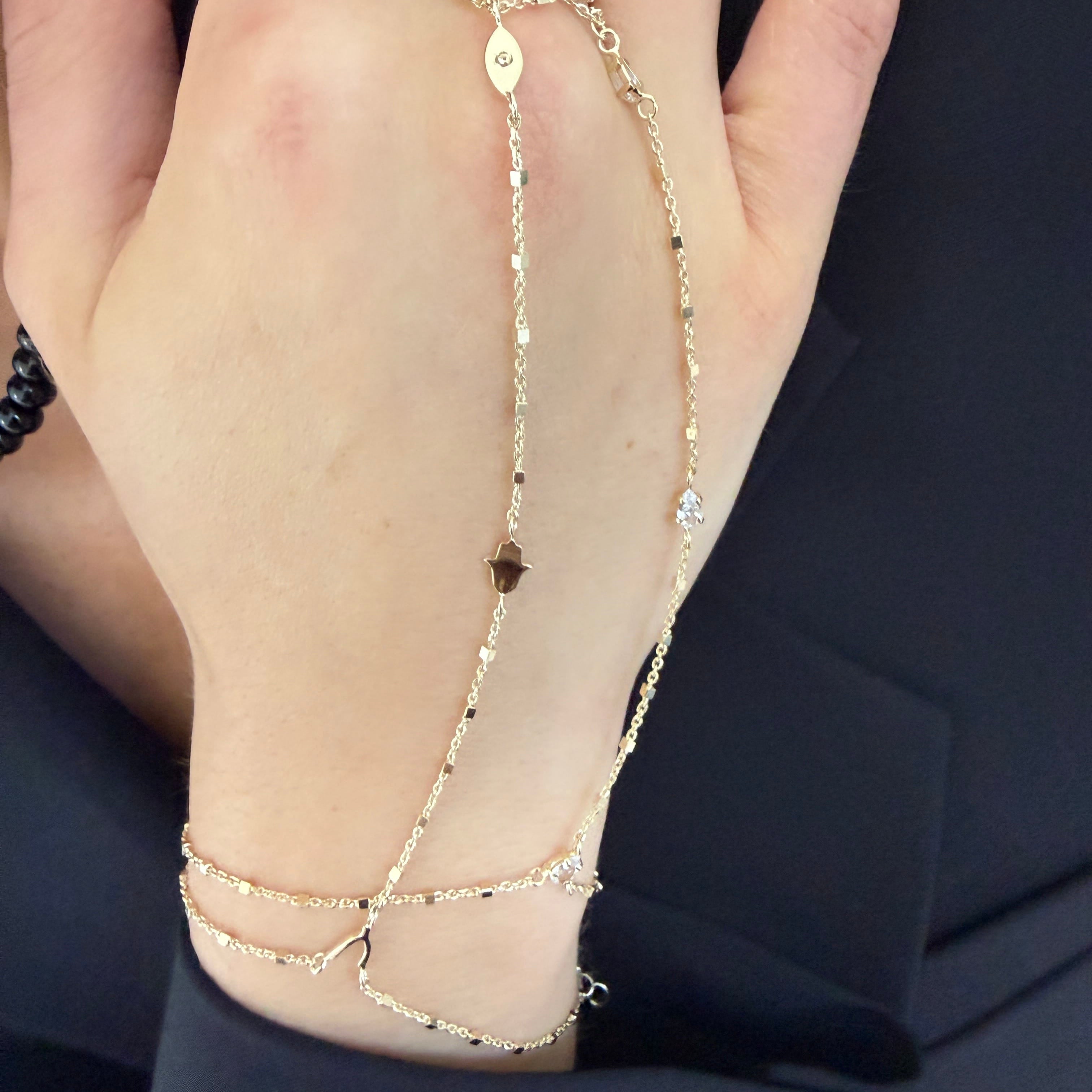 Jennifer Zeuner Dakota Handchain